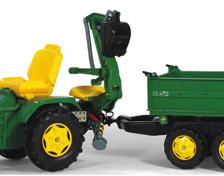 Koparka RollyBackhoe John Deere w ogrodzie — zabawa w piaskownicy, ramię uniesione i łyżka w akcji