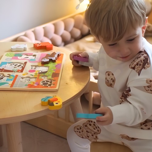 Widok z góry na planszę i drewniane klocki do dopasowywania kształtów TOOKY TOY — edukacyjna układanka