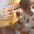 Widok z góry na planszę i drewniane klocki do dopasowywania kształtów TOOKY TOY — edukacyjna układanka