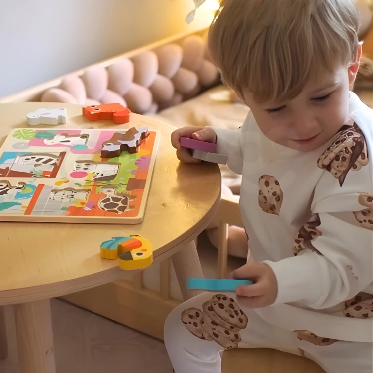 Widok z góry na planszę i drewniane klocki do dopasowywania kształtów TOOKY TOY — edukacyjna układanka