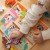 Zbliżenie na drewniane zwierzątka z puzzli Montessori — kolorowe elementy i kształty TOOKY TOY