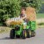 Zbliżenie na zaczep i śruby łyżki do traktora — detal mechanizmu chwytającego drewno marki Rolly Toys