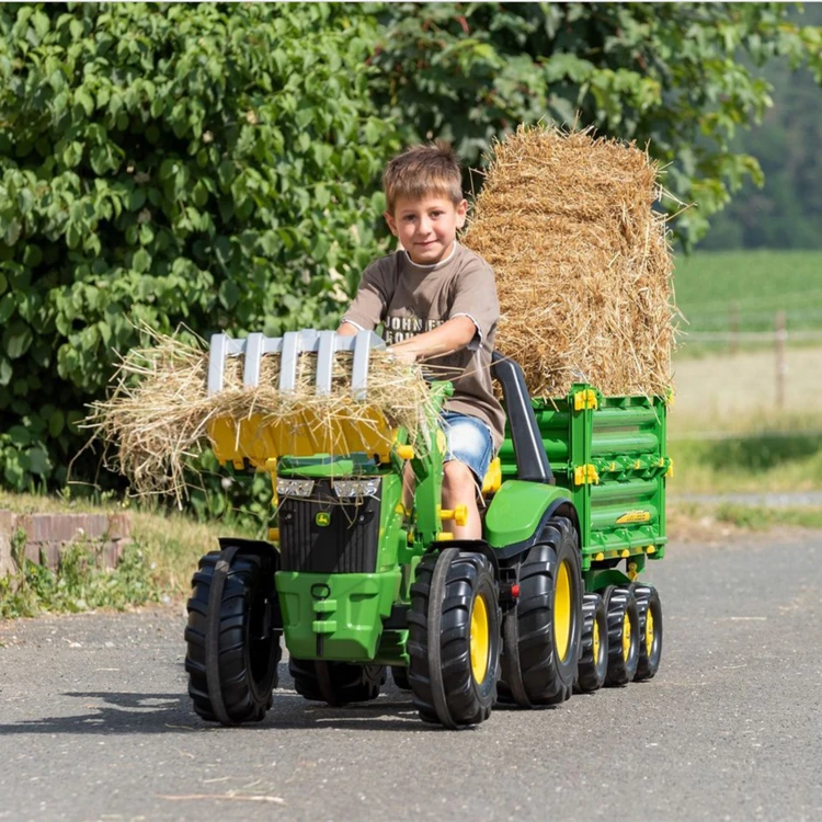 Zbliżenie na zaczep i śruby łyżki do traktora — detal mechanizmu chwytającego drewno marki Rolly Toys