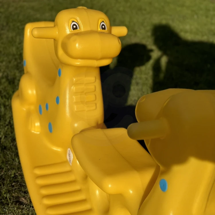 Detal dolnej części i punktu styku z podłożem bujaka Dino WOOPIE, ujęcie skupione na stabilności