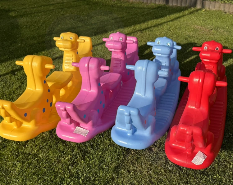 Ujęcie tylnej części bujaka Dino WOOPIE z widocznymi przymocowaniami oraz detalami konstrukcyjnymi