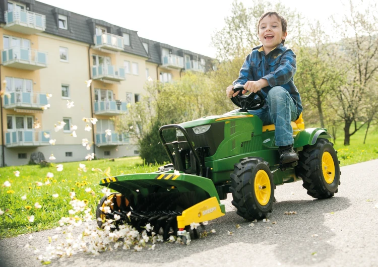 Widok z góry na cylindry szczotek zamiatarki Rolly Toys — ułożenie włosia i strefy roboczej urządzenia