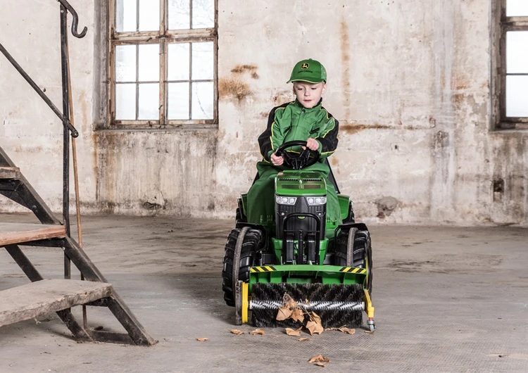 Demonstracyjne ujęcie pracy zamiatarki Rolly Toys — wirujące szczotki w kontakcie z powierzchnią czyszczoną