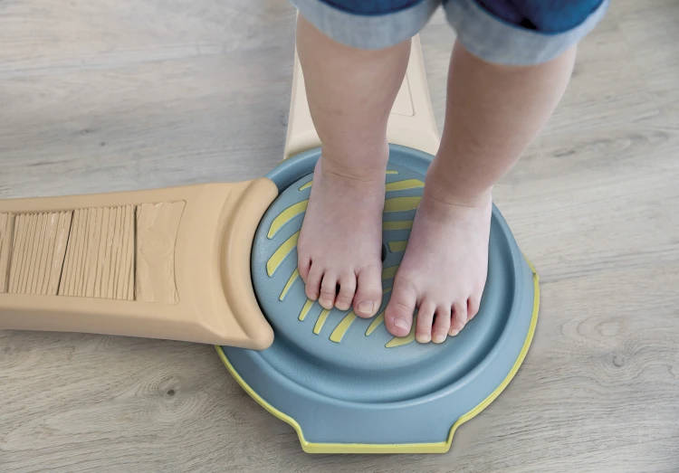 Smoby równoważnia — ujęcie z góry pokazujące ułożenie segmentów i kontrast kolorów na torze