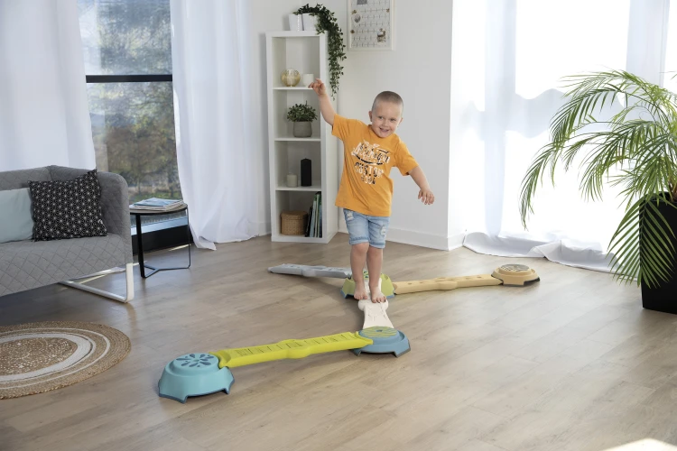 Smoby Równoważnia — widok kilku segmentów ułożonych w łuk, pokazujący ich wzajemne dopasowanie