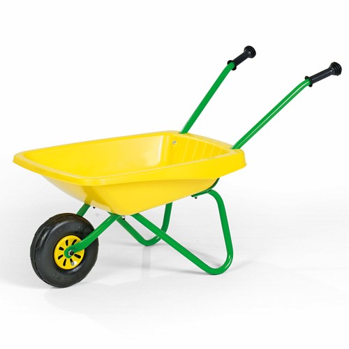 Żółta taczka ogrodowa dla dzieci Rolly Toys ustawiona na trawie, widoczny uchwyt i pojedyncze koło