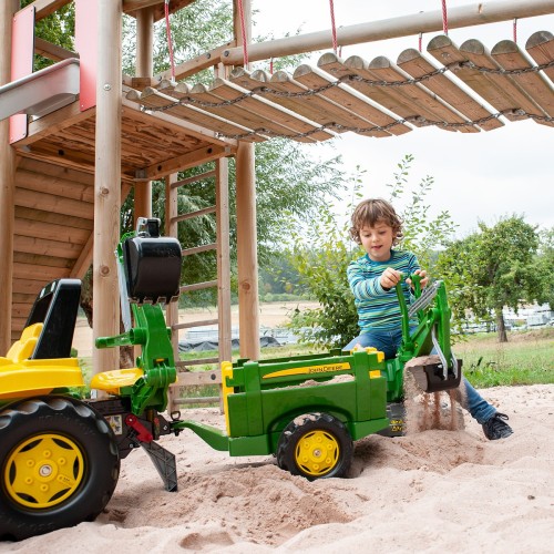 Zbliżenie na otwierane burty przyczepki Rolly Toys John Deere — widoczny mechanizm zaczepu i przestrzeń ładunkowa
