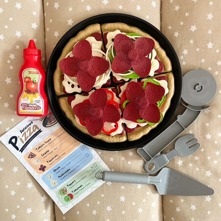 Widok kompletnego zestawu 30 el. WOOPIE — talerze, sztućce i porcje pizzy przygotowane do serwowania