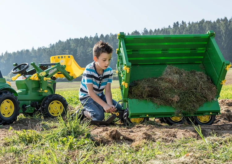 Przyczepa w pozycji rozładunku Rolly Multi John Deere — skrzynia uniesiona i kąt wywrotu