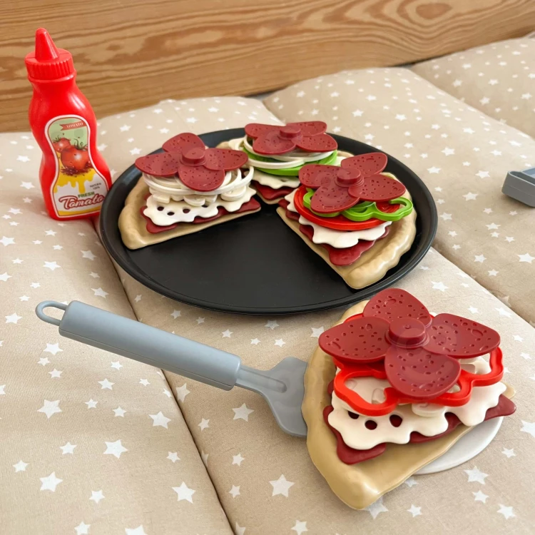 Etykieta i spis elementów na opakowaniu zestawu WOOPIE Pizza do krojenia XL, zbliżenie na detale