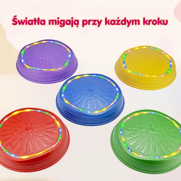 Dziecko bawiące się na kamieniach równoważnych WOOPIE aktywujących dźwięk i światło