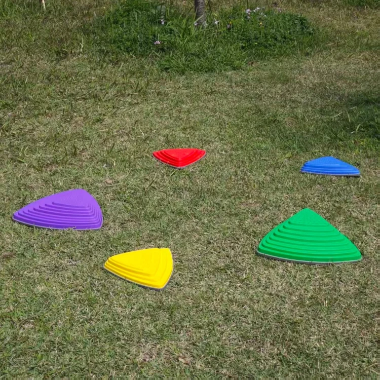Widok spodniej strony kamieni sensorycznych WOOPIE z antypoślizgowymi gumowymi stoperami