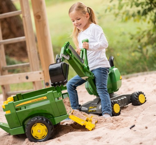 Boczny kadr koparki Rolly Toys RollyDigger — detal fotela, drążka sterowania i łyżki po stronie