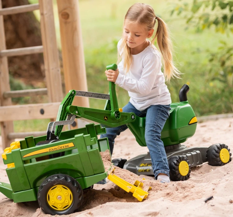 Widok od tyłu koparki samobieżnej Rolly Toys — koła, stabilna konstrukcja i uchwyt transportowy