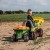 Widok boczny siewnika Rolly Toys rollyStreumax — sylwetka przyczepy z wyraźnymi burtami i ramą.