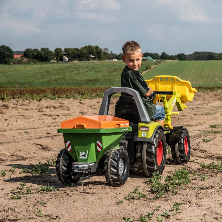 Widok boczny siewnika Rolly Toys rollyStreumax — sylwetka przyczepy z wyraźnymi burtami i ramą.