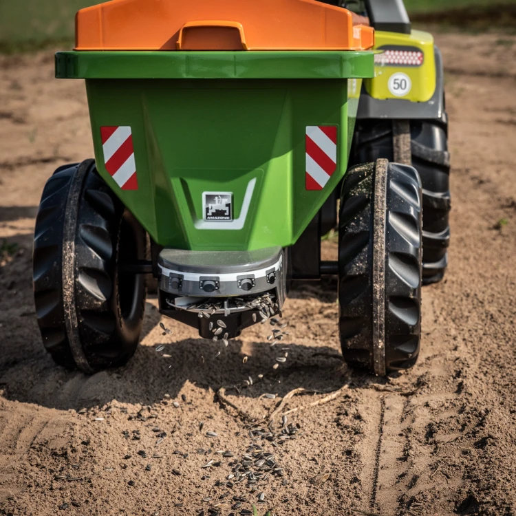 Zbliżenie na zaczep i układ mocowania przyczepy Rolly Toys — detal mechaniczny w centralnej części kadru.