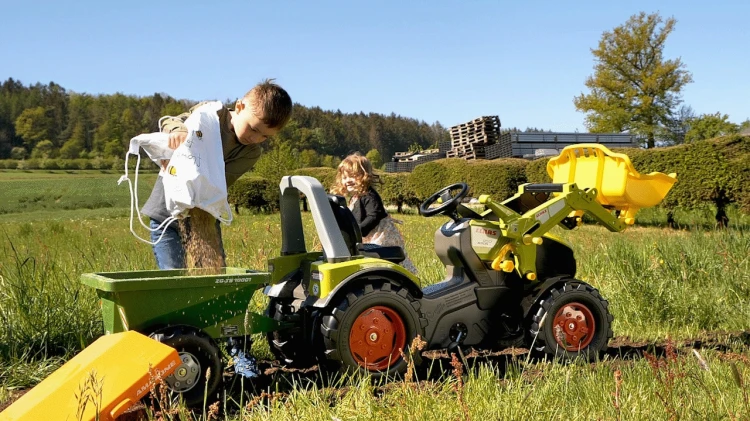 Koła i oś przyczepy Rolly Toys rollyStreumax — zbliżenie na montaż kół oraz mocowania osi.