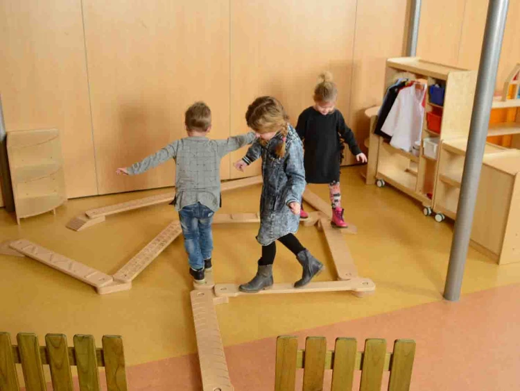 Fragment zestawu — pojedyncze stopnie ścieżki sensorycznej MASTERKIDZ pokazane z bliska