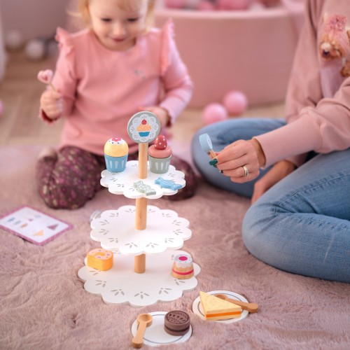 Widok z góry na drewniany stojak TOOKY TOY — patera z przeznaczeniem na babeczki i ciasta