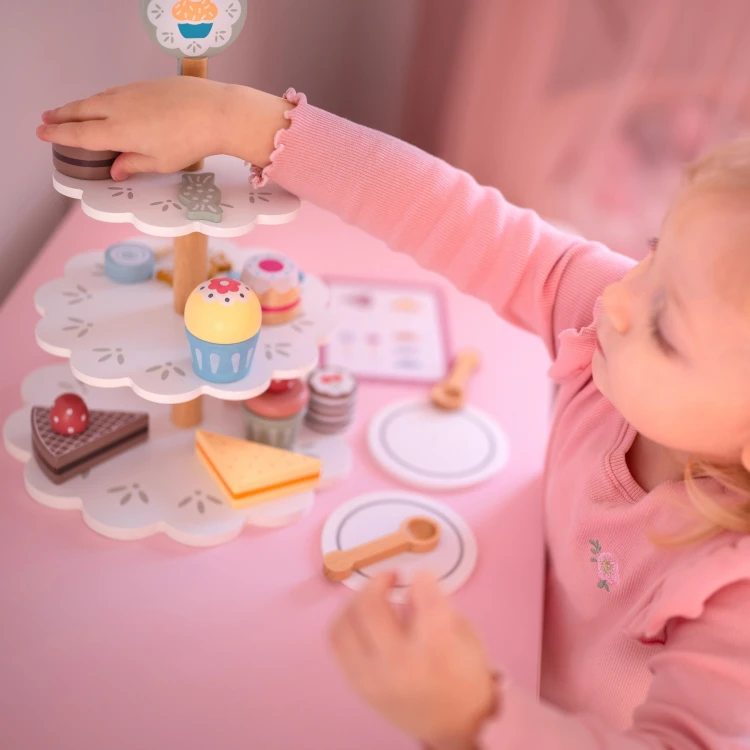 Zbliżenie na blat patery TOOKY TOY — detal wykończenia i widoczna faktura drewna