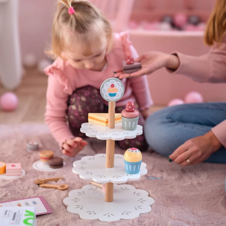 Detal mocowań i łączeń drewnianego stojaka TOOKY TOY — zbliżenie na precyzyjne wykończenie