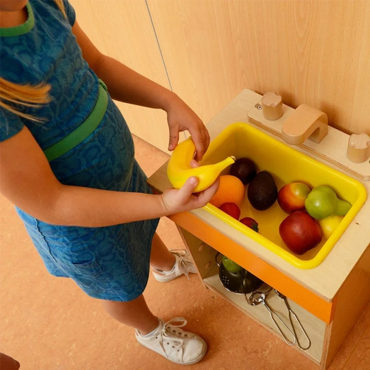 Skala rozmiaru pokazana w dłoni — pojedynczy element zestawu owoców MASTERKIDZ w naturalnym kształcie