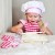 Zbliżenie akcesoriów kuchennych WOOPIE — drewniana łyżka i foremki widoczne z góry, wyraźne detale