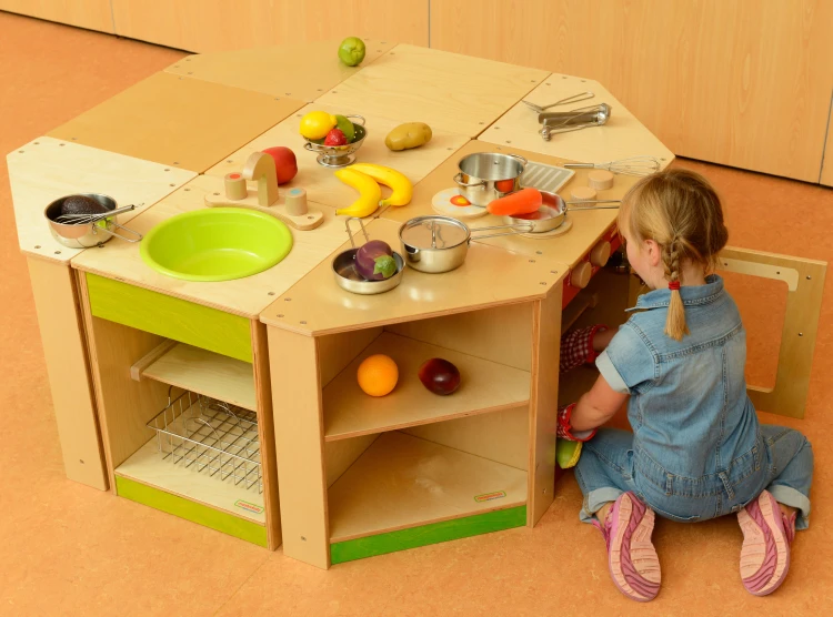 Wnętrze narożnej szafki kuchennej MASTERKIDZ — półki z akcesoriami, miejsce na garnki i naczynia do zabawy