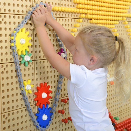 Zbliżenie na zazębiające się koła — szczegół mechanizmu kołowego MASTERKIDZ na tablicy STEM