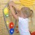 Zbliżenie na zazębiające się koła — szczegół mechanizmu kołowego MASTERKIDZ na tablicy STEM