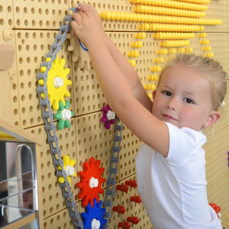 Zestaw elementów na tablicy — koła, osie i łączniki MASTERKIDZ w wyraźnym zbliżeniu pokazane