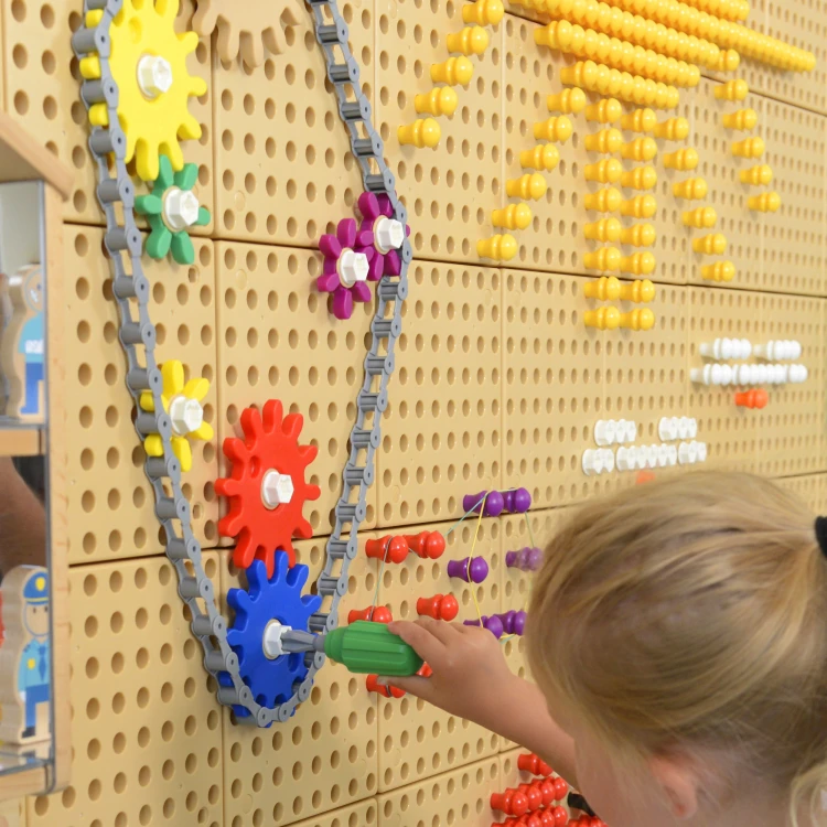 Plansza z ustawionymi kołami zębatymi — schemat przenoszenia ruchu na tablicy STEM MASTERKIDZ