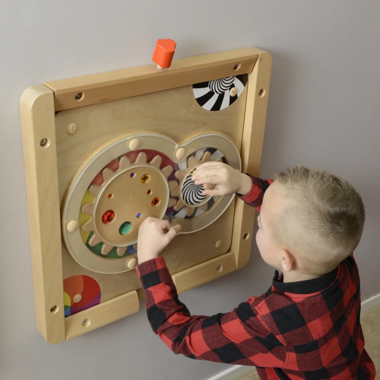 Dziecko bawi się tablicą edukacyjną MASTERKIDZ — trening małej motoryki przy obracaniu elementów