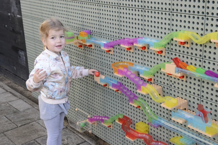 Zbliżenie na mocowanie prowadnicy — detal łącznika i sposób montażu używany w torze MASTERKIDZ 55