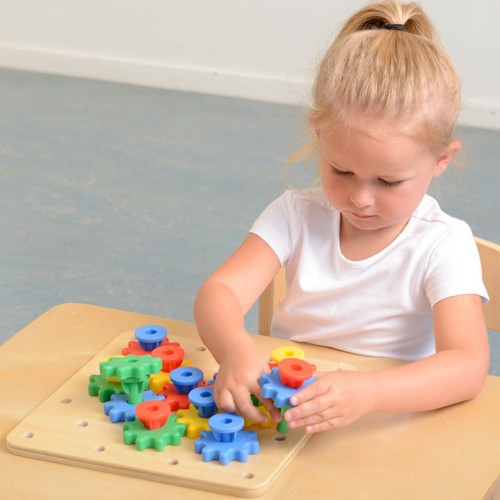 Zbliżenie na przekładnie i tryby kół zębatych MASTERKIDZ 55 — widoczne osie i kolory elementów
