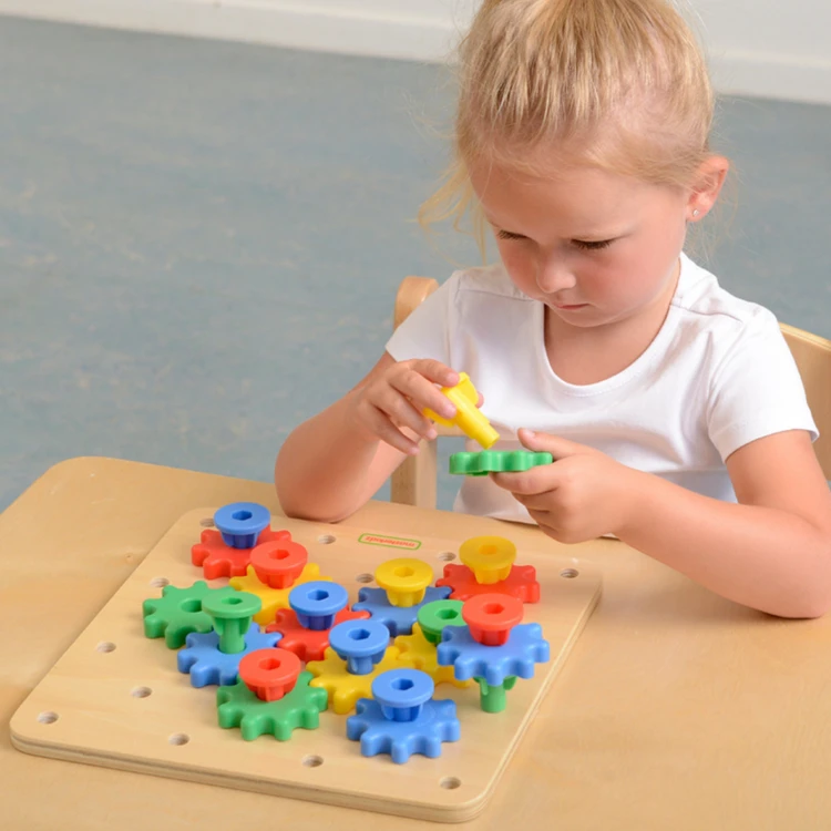Widok boczny tablicy manipulacyjnej MASTERKIDZ 55 — mechanizm kół zębatych i uchwyty do obsługi