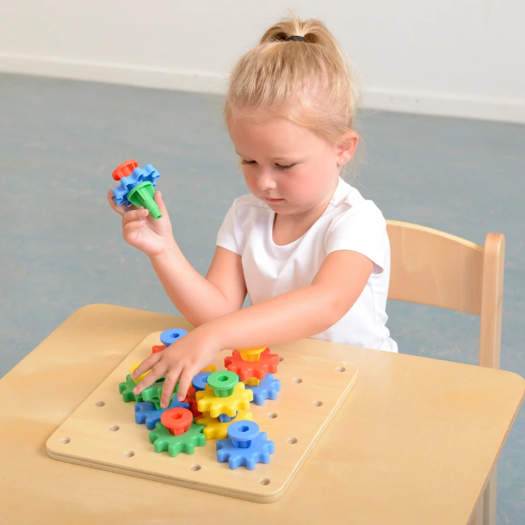 Detale zębów kół i punktów styku na tablicy Montessori MASTERKIDZ 55 — kontrast kolorów i faktur