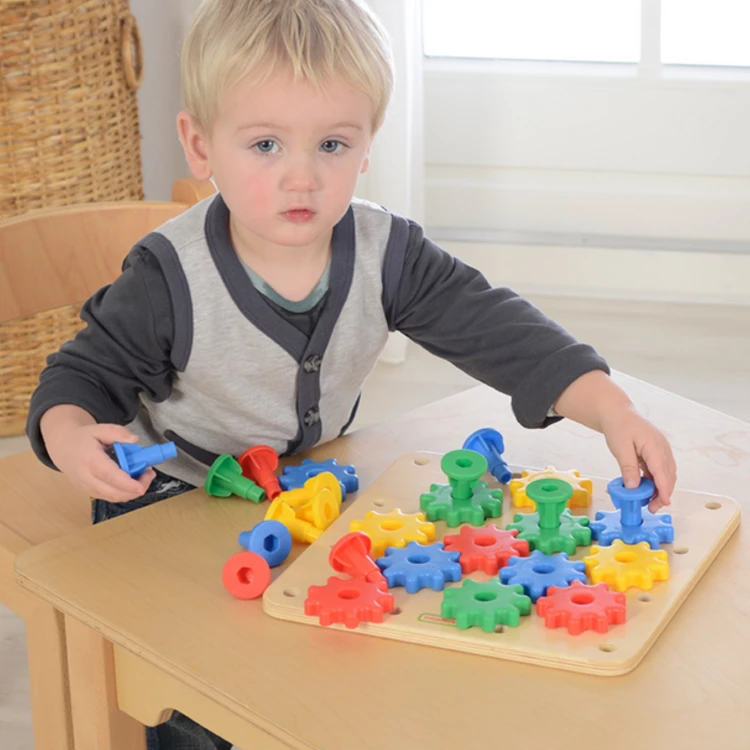 Elementy ruchome w akcji — koła zębate wprawione w ruch na tablicy MASTERKIDZ 55, pokazowe ustawienie