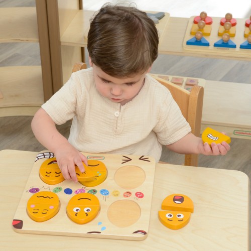 Zbliżenie na drewniane jajka z buźkami - detale malowania i faktury Tablica do Nauki Emocji MASTERKIDZ