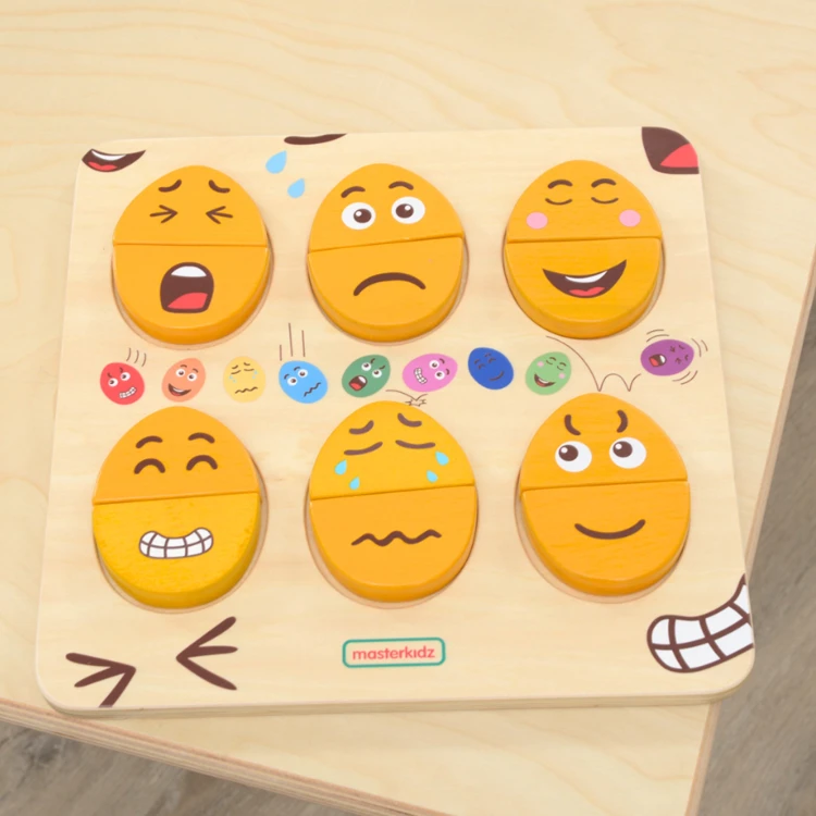 Ręka dziecka przekłada jajko z emocją na planszy - demonstracja użycia Tablica do Nauki Emocji 55