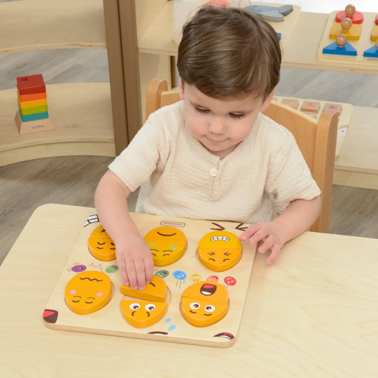 Tył tablicy z zaczepem i widocznym drewnem - detal konstrukcji MASTERKIDZ Tablica do Nauki Emocji
