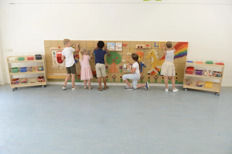 Panel montażowy z tablicami MASTERKIDZ na ścianie — układ montażu i stabilne mocowania