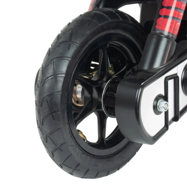 Detal zawieszenia i mocowania osi Motor Cross — stalowe elementy i solidne łączenia widoczne z bliska