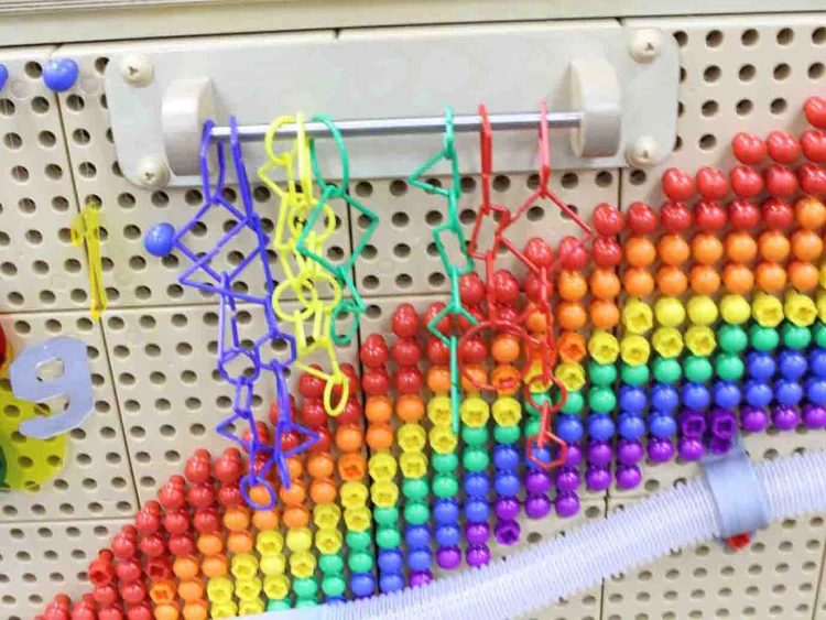 Stabilna konstrukcja i nóżki tablicy MASTERKIDZ 166 x 125 — widok od tyłu z elementami montażowymi i półką