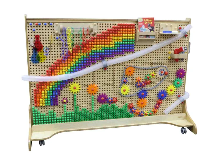 Tablica MASTERKIDZ w akcji — dziecko ćwiczy umiejętności STEM przy wolnostojącej tablicy 166 x 125